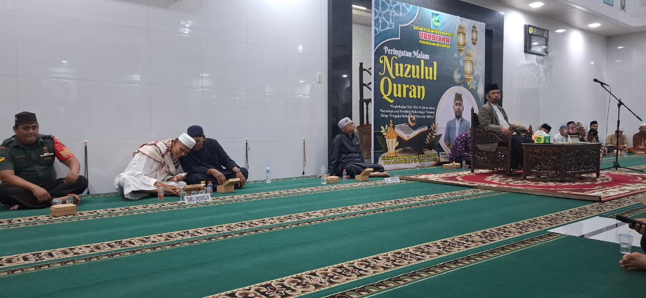 Ustadz Prof DR Watni Marpaung saat memberikan ceramah Peringatan Malam Nuzulul Quran di MasjidvUbudiyah P.Brandan, Selasa (18/3/25).Beritasore/Boy Aprizal 