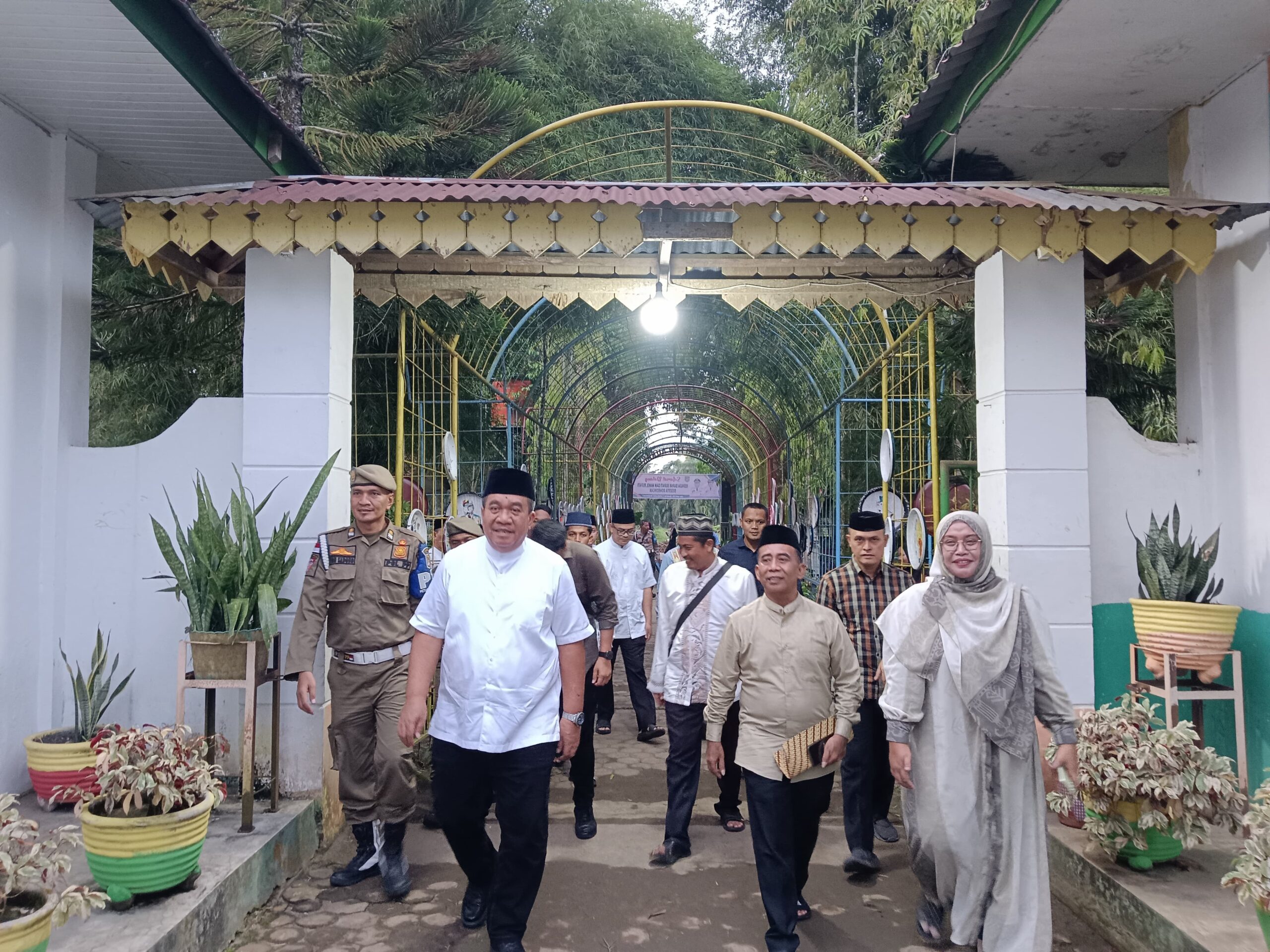 Bupati Asahan Taufik Zainal  Abidin S. Sos disambut Ka. UPTD SMPN 1 Pulau Rakyat