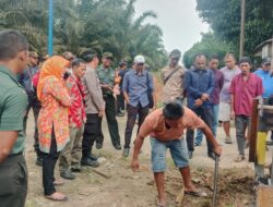 Linmas Teluk Dalam Robohkan Portal PT  Padasa Halangi Jalan Kabupaten
