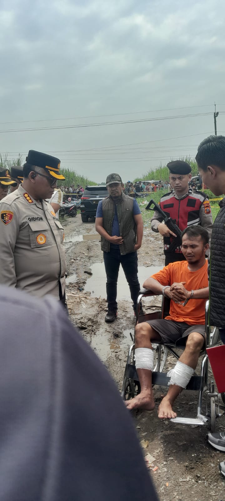 Berita Sore/Andi Aria Tirtayasa Tersangka ES alias Bayu, pelaku pembunuhan terhadap Risma Yunita ditembak kedua kakinya saat diinterogasi oleh Kapolrestabes Medan Kombes Gidion Arif Setyawan, Sabtu (22/3).
