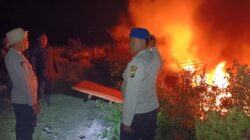 Tim reaksi cepat Polres Serdang Bedagai langsung turun Ketempat Kejadian Perkara Terbakarnya satu kapal di Dusun IV Desa Pantai Cermin Kir, Kecamatan Pantai Cermin, Sergai, Jum'at, 21 Maret 2025.(Beritasore-Azwen)