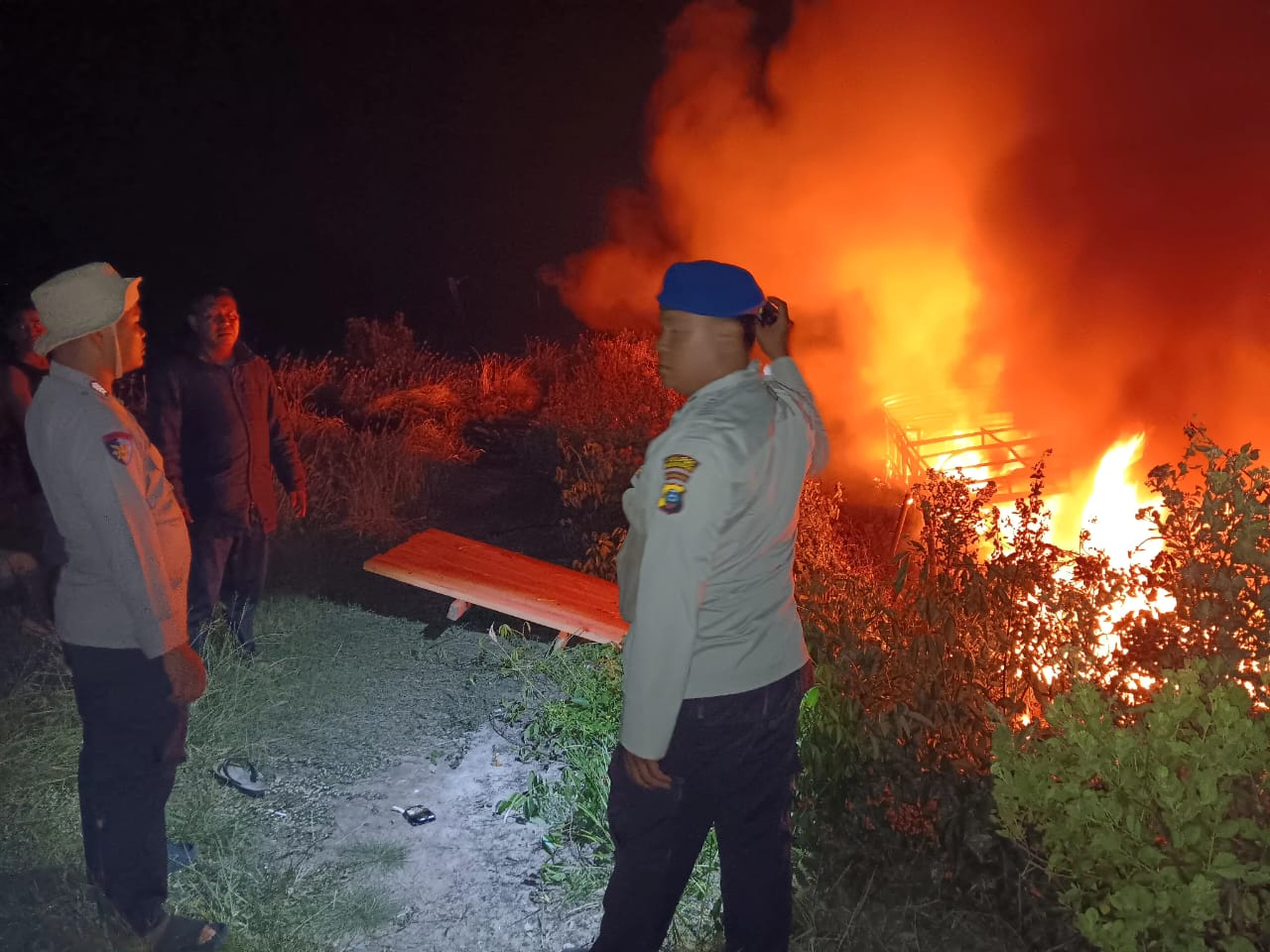 Tim reaksi cepat Polres Serdang Bedagai langsung turun Ketempat Kejadian Perkara Terbakarnya satu kapal di Dusun IV Desa Pantai Cermin Kir, Kecamatan Pantai Cermin, Sergai, Jum'at, 21 Maret 2025.(Beritasore-Azwen)