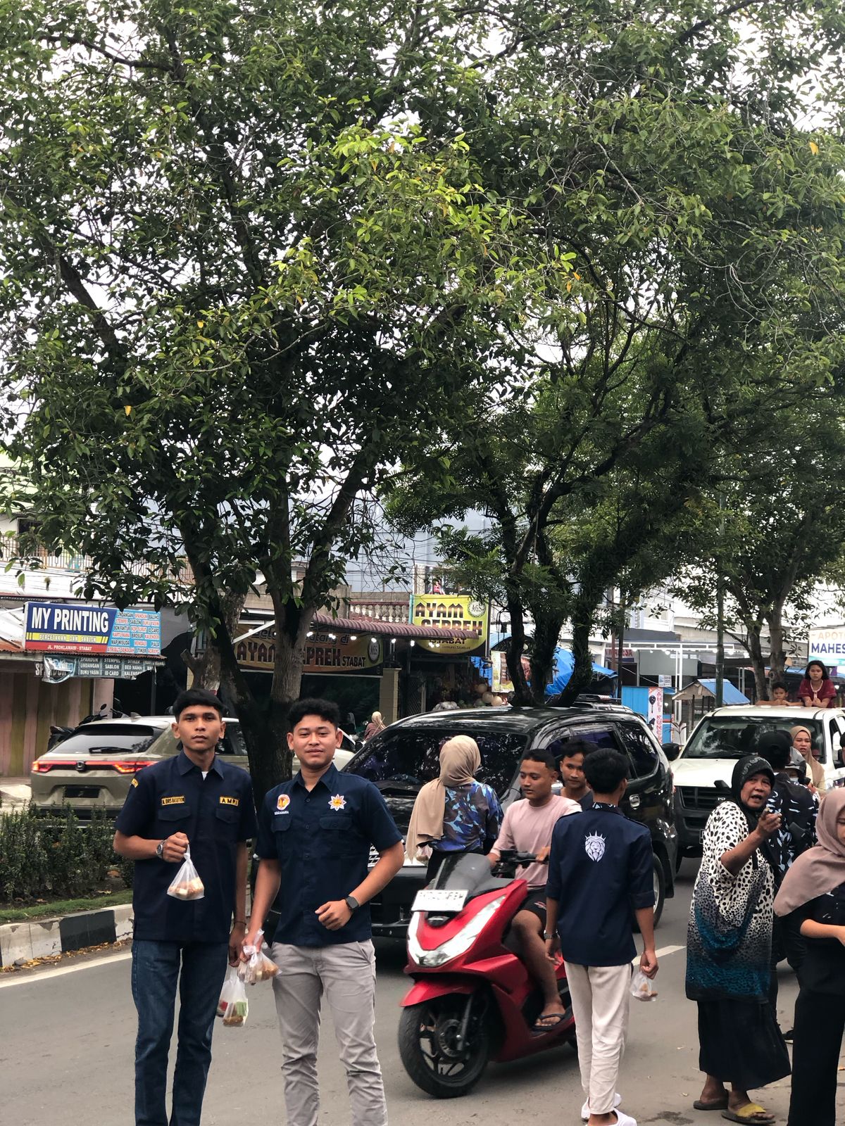 DPD AMPI )Kabupaten Langkat  membagikan takjil kepada warga juga pengguna jalan yang melintas di Jalan Jendral Sudirnan dan Jalan Proklamasi Stabat, Minggu (23/3/25).Beritasore/ist. 