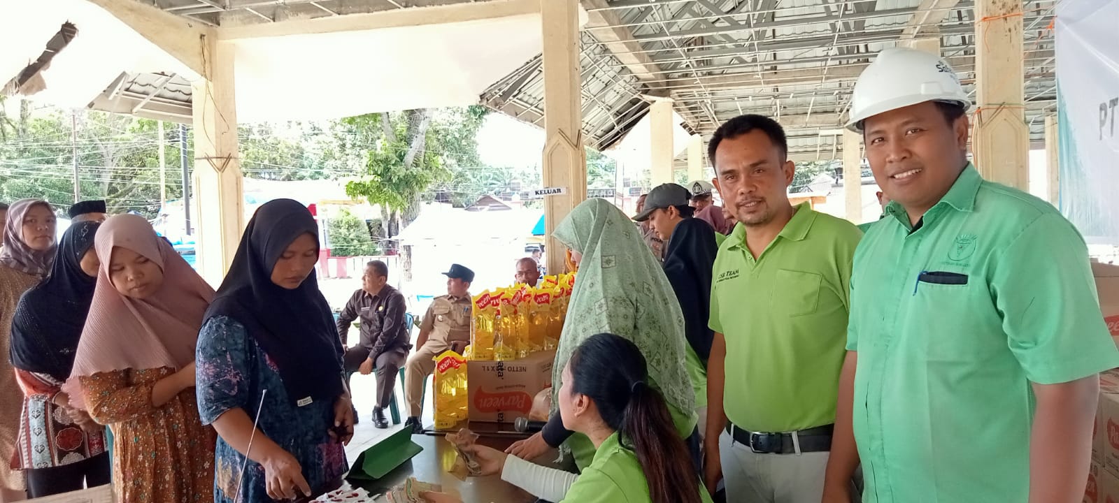 Keterangan Gambar: Pimpinan Area Pabrik PT PHI Hutalombang, Ranius ST didampingi Humas, Anwar menggelar pasar murah di lapangan Merdeka Sibuhuan, Selasa (25/3) (Berita/Muhammad Satio)