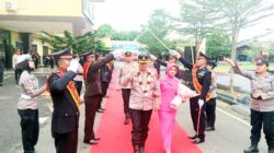 Teks fhoto Kapolres Batu Bara AKBP Taufiq Hidayat Thayeb diserahterimakan kepada Pejabat yang baru AKBP Doly Nelson HH.Nainggolan di halaman Apel Polres Batu Bara Selasa (25/3/2025). beritasore/alirsyah