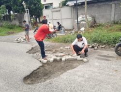 Kepala Desa Telaga Sari tutupi lobang Jalan Besar Glugur Rimbun