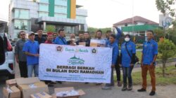 foto : foto bersama Kepala beserta karyawan Bank Aceh Syariah Cabang Kualasimpang, Ketua DPRK Aceh Tamiang beserta anggota PWI kabupaten setempat saat akan membagikan ratusan takjil di jalan protokol Ir H Juanda Kecamatan Karang Baru, Kamis (27/3/2025)