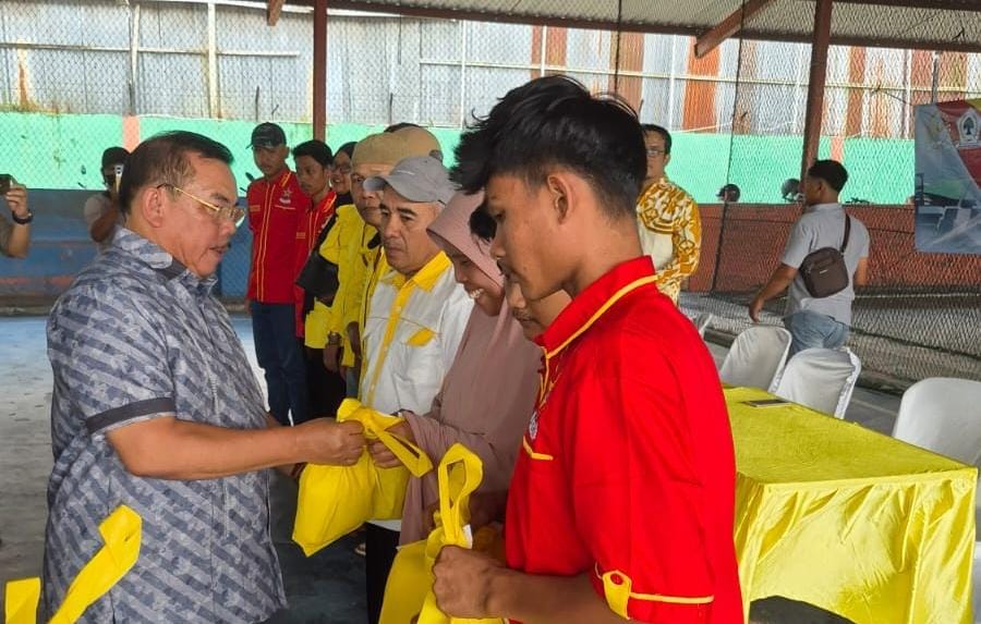 Anggota DPR-RI Mangihut memberikan sembaki kepada warfa. ( Berita Sore/ist)