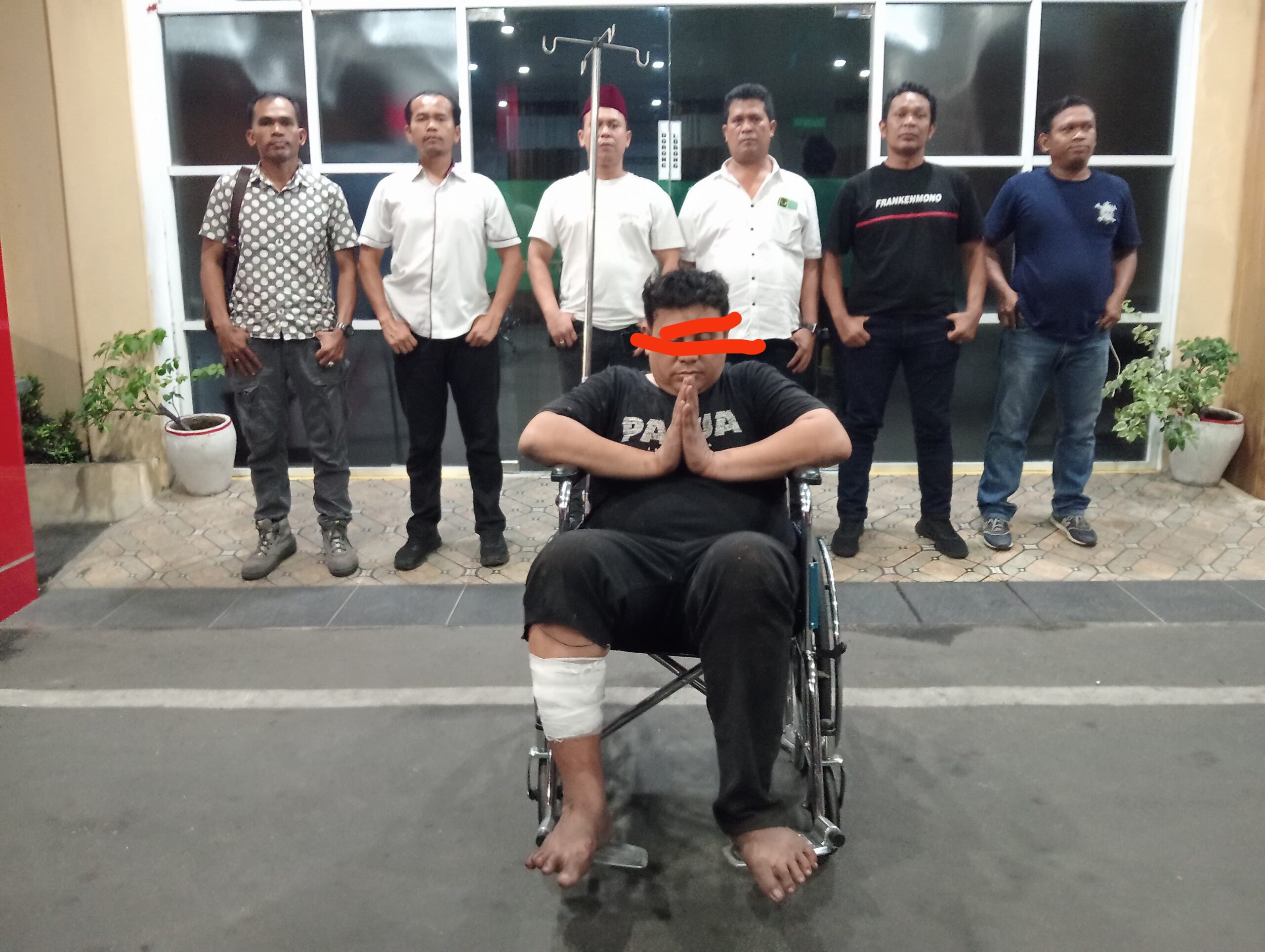 Tersangka Pelaku pencurian sepeda motor bersama Kanit Reskrim Iptu Dian P Simangunsong.SH.MH saat berada di rumah sakit Bhayangkara Medan