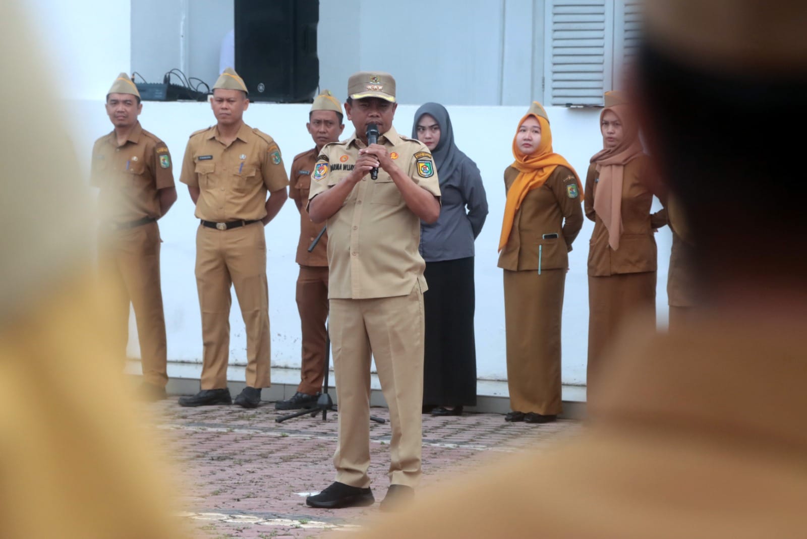 Teks foto:Usai Libur Hari Raya Idul Fitri, Bupati Serdang Bedagai, H Darma Wijaya, melaksanakan apel di kantor Bupati Jl. Negara Firdaus, Sei Rampah, selasa, 8 April 2025.(Beritasore-Azwen)