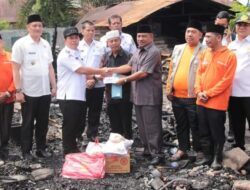 Bupati Palas Kunjungi Dan Bantu Korban Kebakaran Pondok Hj Aminah