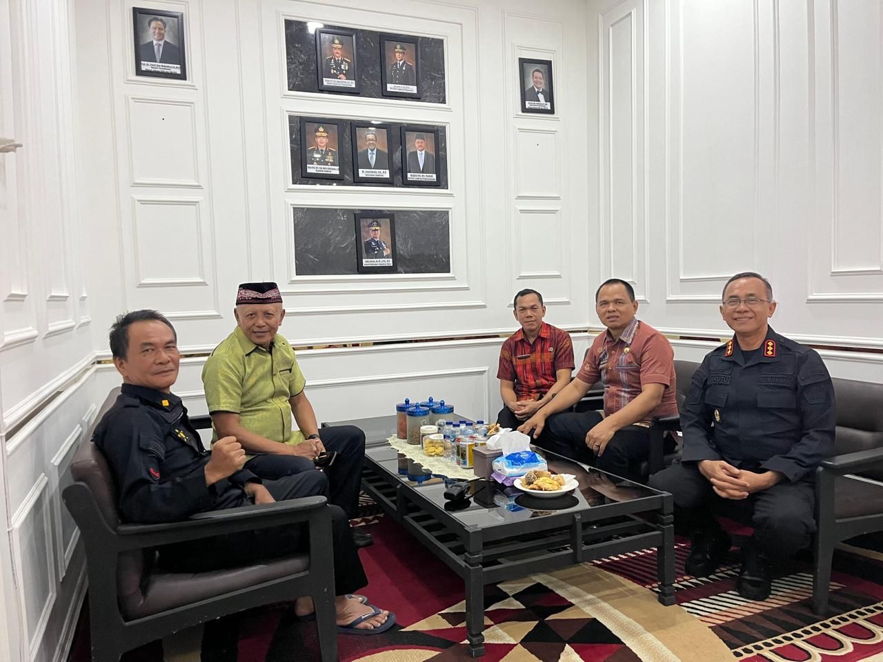 Teks fhoto: Kalapas Labuhan Ruku, Soetopo Berutu menerima kunjungan silaturahmi Ketua Umum Keluarga Besar Nainggolan