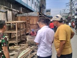 Pemilik Lapak Bongkar Sendirii Warungnya Untuk Tata Kota Sei Rampah
