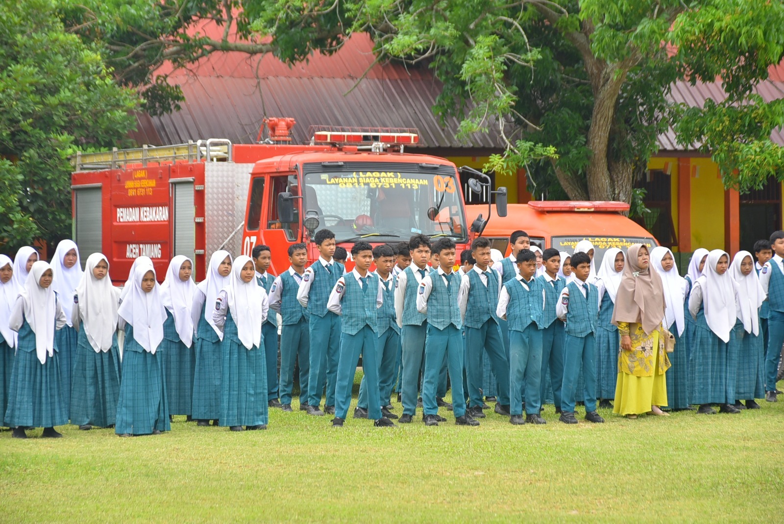 Teks foto : Apel kesiapsiagaan memperingati Hari Kesiapsiagan Bencana (HKB) Tahun 2025 di Lapangan SMP Negeri 4 Percontohan Karang Baru, Sabtu (26/4/2025).