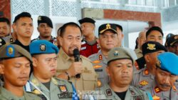 Teks fhoto Bupati Batu Bara H.Baharuddin Siagian, SH, M.Si bersama Kapolres Batu Bara AKBP Doly Nelson H.H.Nainggolan menemui dan menyambut kedatangan para aksi demonstrasi Aliansi masyarakat dan Mahasiswa Desa Ujung Kubu Kecamatan Nibung Hangus di Kantor Bupati Batu Bara Senin (28/04/2025). beritasore/alirsyah