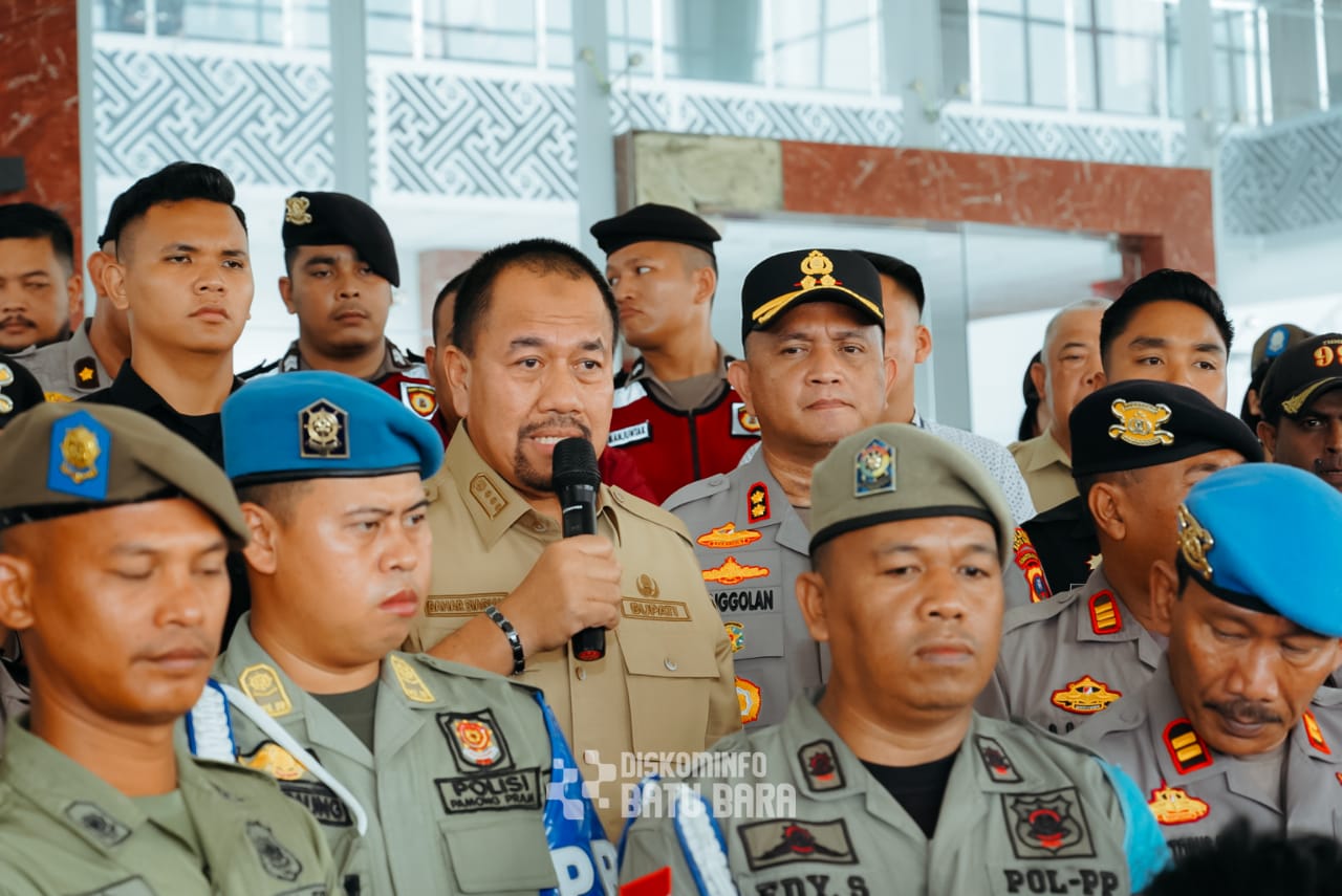 Teks fhoto Bupati Batu Bara H.Baharuddin Siagian, SH, M.Si bersama Kapolres Batu Bara AKBP Doly Nelson H.H.Nainggolan menemui dan menyambut kedatangan para aksi demonstrasi Aliansi masyarakat dan Mahasiswa Desa Ujung Kubu Kecamatan Nibung Hangus di Kantor Bupati Batu Bara Senin (28/04/2025). beritasore/alirsyah