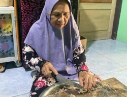 Ibu Asma Tanjung, Penjual Sate Di Penyabungan Butuh 32 Tahun Untuk Berangkat Haji
