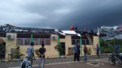 Teks foto : 7 ruang Sekolah Dasar dan 4 unit rumah warga mengalami rusak berat akibat angin puting beliung melanda Kabupaten Aceh Tamiang, Senin (12/5/2025) sekira pukul 15.45 WIB.