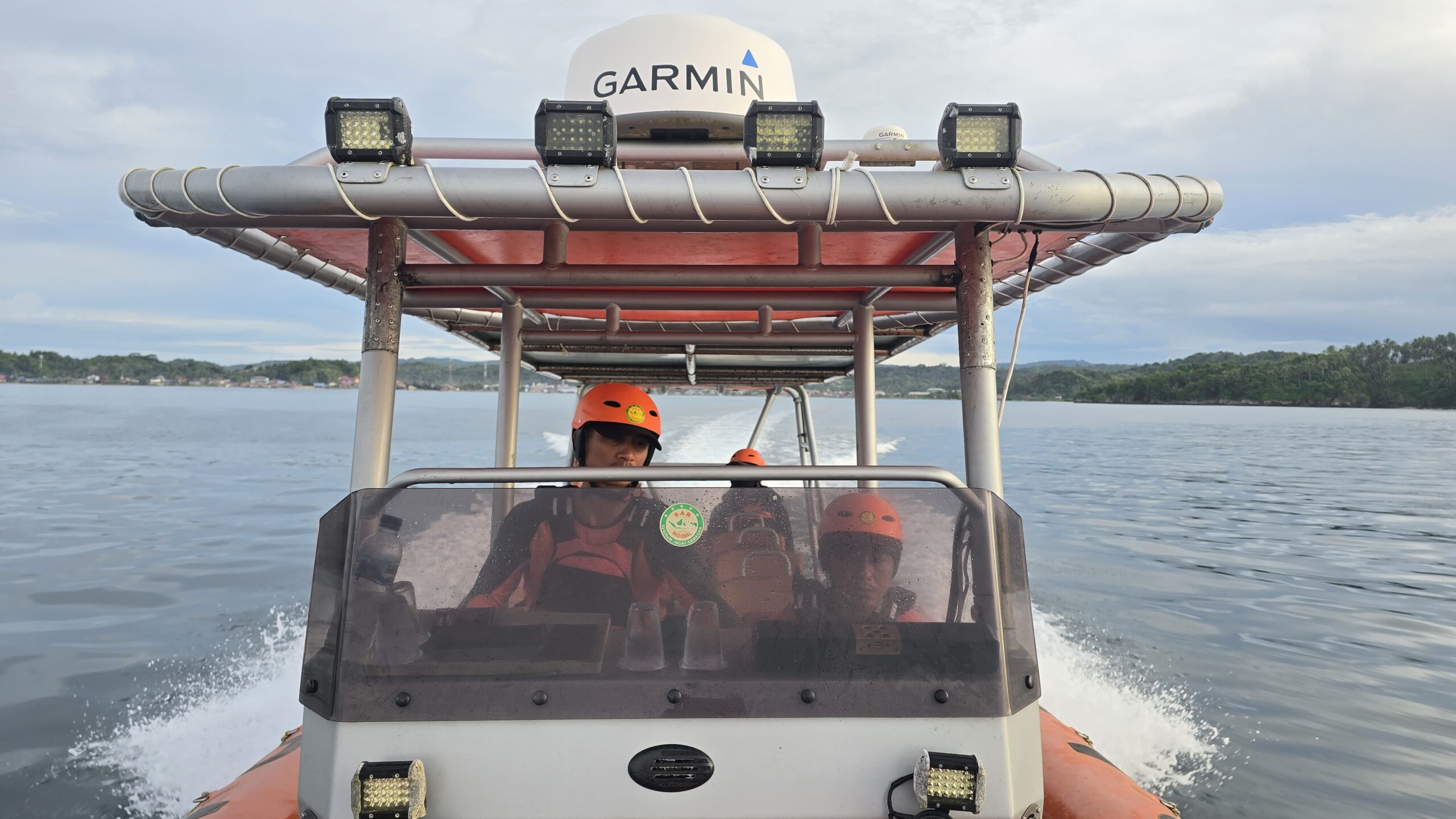 Tim SAR gabungan melakukan pencarian kapal motor nelayan yang dilaporkan hilang kontak di sekitar perairan Pulau Hibala, Kabupaten Nias Selatan Kamis (15/5/2025). Berita Sore/ist