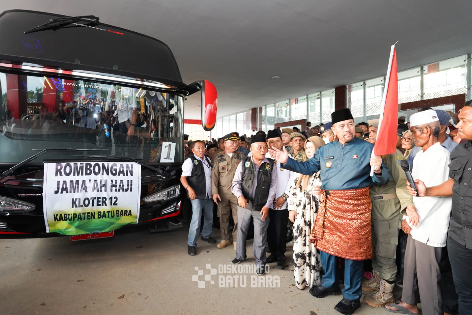 Teks fhoto Bupati Batu Bara H.Baharuddin Siagian, SH, M.Si melepas keberangkatan 275  orang Jemaah Calon Haji Kabupaten Batu Bara Kloter 12  di Halaman Kantor Bupati Batu Bara, Rabu (14/05/2025). beritasore/alirsyah.