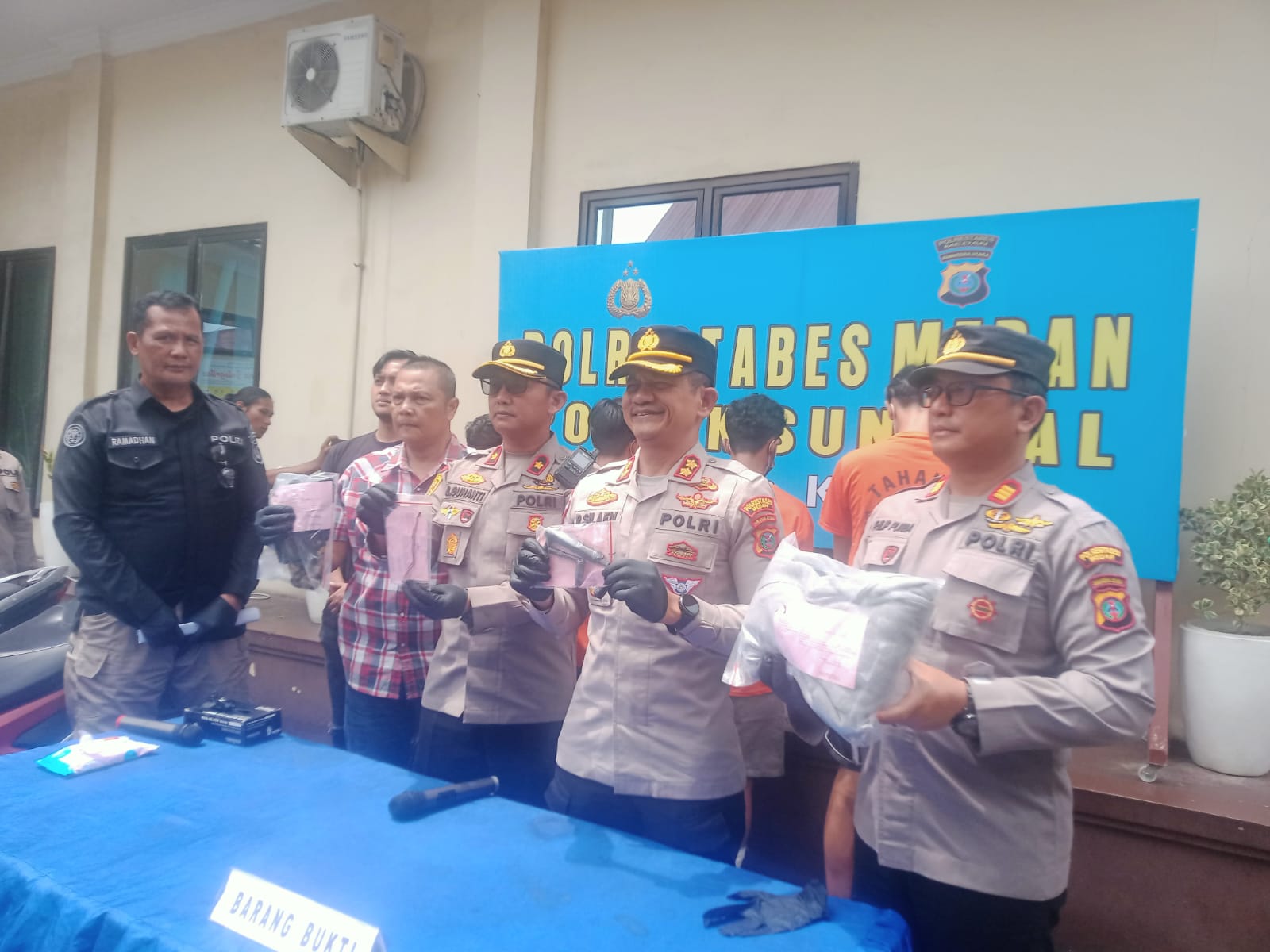 Teks.Wakapolrestabes Medan AKBP.R.Silaen di dampingi Kapolsek Sunggal Kompol Bambang Gunanti.Saat prease lease di Halaman Polsek Sunggal