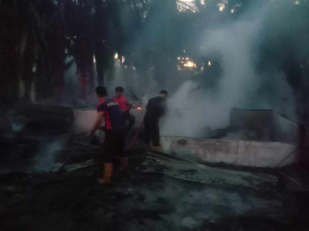 Teks Foto: - Si jago merah melahap satu bangunan rumah makan di Dusun Menanti, Desa Aek Batu, Kec. Torgamba, Kab. Labusel, pada Jumat (16/5/2025) dini hari. (Foto: Istimewa). 