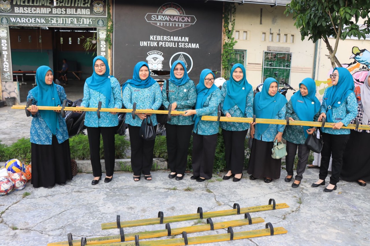 Teks foto : Penyerahan olahraga Pemko Binjai. ( Berita Sore/ist)