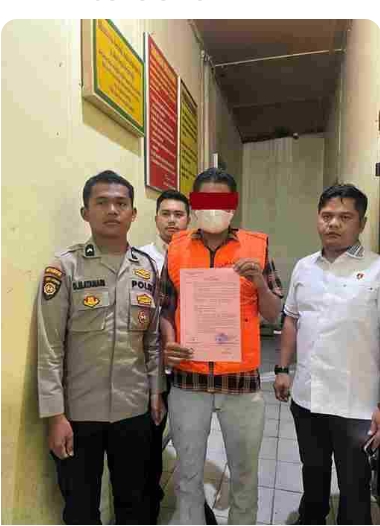 RB (tengah) pelaku tindak pidana korupsi ditahan di Polres Dairi.(ist). 