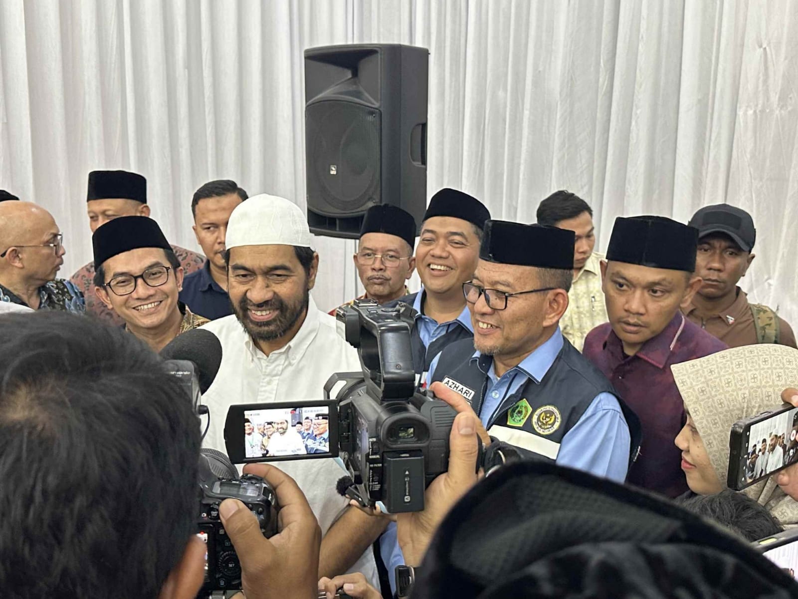 Kakanwil Kemenag Aceh Azhari didampingi Mualem dan tim BP Haji sedang memberikan keterangan pers usai pelepasan kloter 01 di Aula Jeddah Asrama Haji Banda Aceh, Sabtu (17/05/25) sore.(ist)