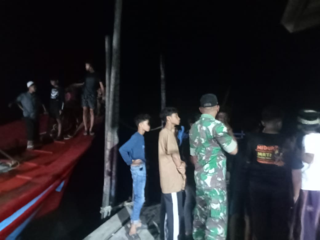 Warga bersama aparat TNI/Polri sedang melakukan pencarian Sayed Naufal di alur sungai tempat pendaratan ikan (TPI) di gampong setempat, Rabu (21/5).(ist). 