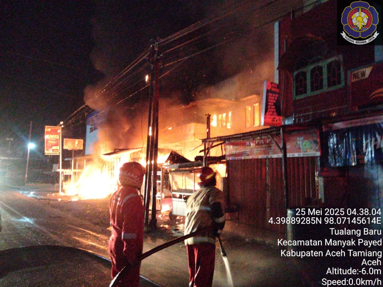 Teks foto: Petugas Damkar Aceh Tamiang memadamkan api yang membakar 4 ruko di Tualang Cut, Kecamatan Manyak Payed. (Ist).
