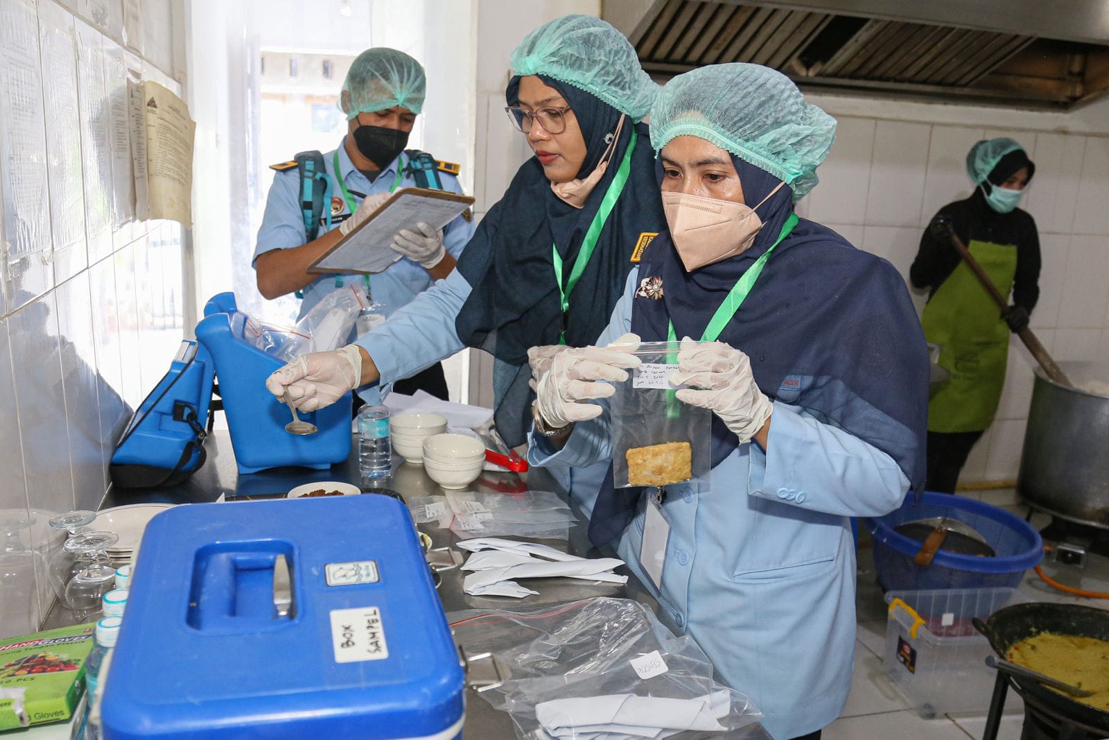 Petugas Balai Kekarantinaan Kesehatan (BKK) Banda Aceh sedang memeriksa menu makanan yang akan disajikan untuk jemaah haji di embarkasi Aceh, Minggu (25/05/25).(Ist)