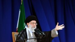 Pemimpin tertinggi Iran Khamenei sudah menunjuk tiga ulama senior sebagai calon pengganti jika ia terbunuh dalam perang melawan Israel. (Foto: AFP/BEHROUZ MEHRI)
