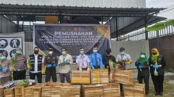 Pemusnahan barang ilegal di Kantor Satuan Pelayanan Kualanamu Karantina Sumatera Utara dengan cara yang aman, sesuai prosedur dan disaksikan oleh seluruh aparat terkait. (ist).