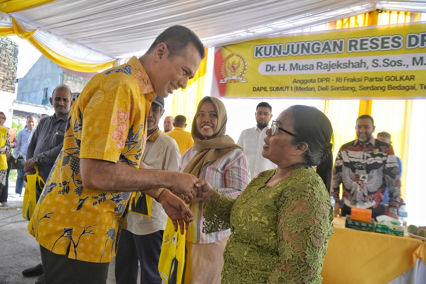 Teks foto: Dr. H.Musa Rajekshah, S.Sos. M.Hum, anggota DPR RI Komisi V dari Fraksi Partai Golkar, ketika kunjungan Reses )di Kelurahan Polonia, Kecamatan Medan Polonia untuk menampung keluhan dan aspirasi dari masyarakat. (Ist). 