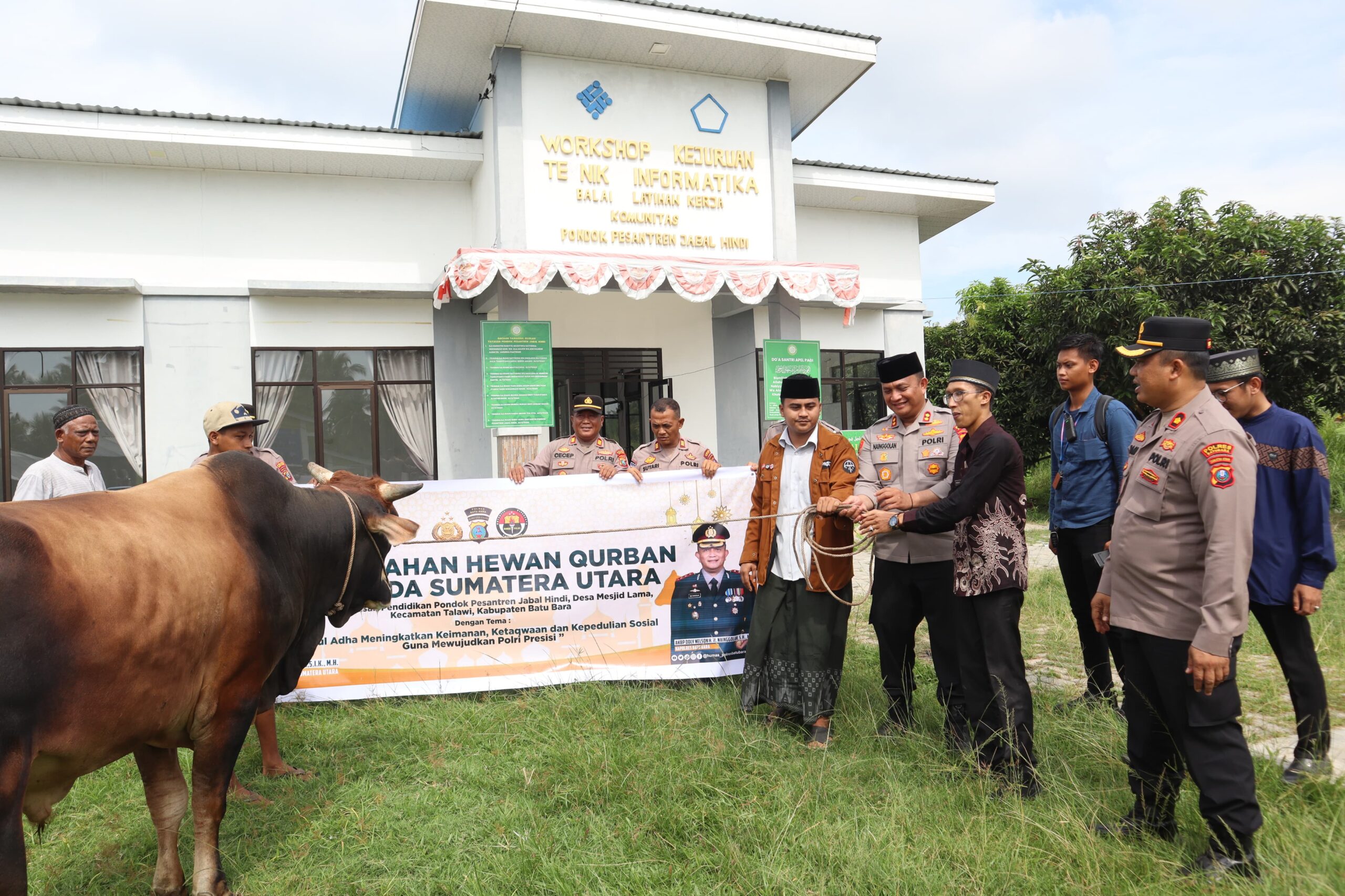 Teks fhoto Kapolres Batubara AKBP Doly Nelson H.H Nainggolan S.H.,M.H menyerahkan 1 ekor Sapi Hewan Kurban Simentel berbobot hidup 450 Kg dari Poldasu ke Yayasan Pendidikan Pondok Pesantren Jabal Hindi jln.Hidayah Dusun Tuan H.Bakri Desa Masjid Lama Kecamatan Talawi Kabupaten Batu Bara Kamis (5/6-2025).beritasore/alirsyah