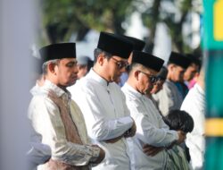 Bersama Ribuan Masyarakat, Rico Waas Sholat Idul Adha di Lapangan Merdeka