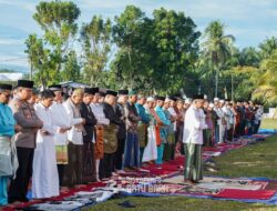 Bupati dan Wabup Batubara Sholat Idul Adha  Bersama Warga di Lapangan