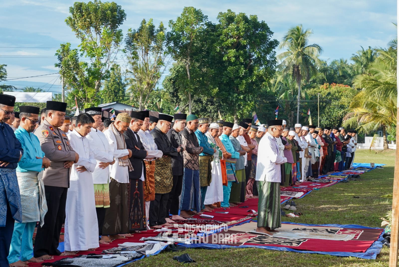 Teks fhoto Bupati Batubara Sholat Idul Adha 1446 Hijriyah bersama Warga di Lapangan Kantor Camat Datuk Lima Puluh Desa Simpang Dolok Jum' at (06/06/2025). beritasore/alirsyah