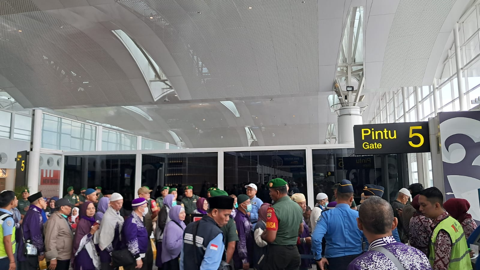 Jamaah haji Indonesia yang diangkut pesawat Saudi Airlines terlihat antre di pintu 5 keberangkatan domestik Bandara Kualanamu. (Ist). 