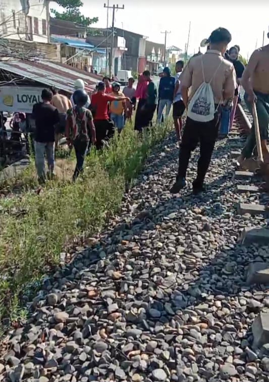 WARGA ramai dilokasi perlintasan KA Kuala Tanjung-Bandar Tinggi tepatnya Simpang Durian Desa Pematang Cengkring, Kecamatan Deras, Batubara terjadinya tabrakan terhadap pengendara septor. (Ist). 