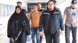 RH, pelaku human trafiking yang selama ini buron saat digiring polisi di bandara SIM dari Pekan Baru. (Ist). 