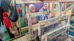 Tim PKM Universitas Samudra Langsa saat memperkenalkan ATBM ke remaja putri Kampung Paya Bedi, Kecamatan Rantau, Kabupaten Aceh Tamiang, Sabtu (21/6).Ist