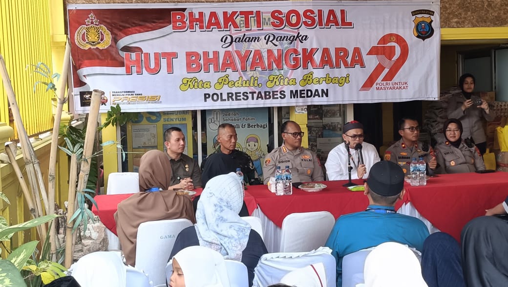 Kapolrestabes Medan Kombes.Pol.Dr.Gedion Arif Setyawan di dampingi Kapolsek Sunggal Kompol Bambang Gunanti Hutabarat SH.MH. saat berada di yayasan sahabat Yatim Indonesia