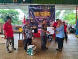 Wartawan Berita Sore Surati juga Ketua PWI P. Siantar lg nyerahkan hadiah di acara Family Gathering PWI Sumut Kamis, 26-6-2025 di Central Park Zoo Pancurbatu. Marzili, wartawan Berita Sore dapat hadiah lucky draw sepeda.