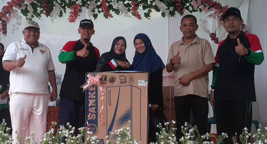 Anggota DPRD Sumut HM Yusuf,SH,M.HM bersama Pembina Alkafah H.Zulkarnain Asri dan pengurus MUI Binjai saat menyerahkan hadiah lucky draw jalan sehat Hijriah dan milad Al Kaffah ke 21. ( Berita Sore/ Riswan Rika)