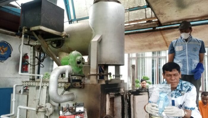 Kepala BNN Sumut, Brigjen Pol Toga H Panjaitan saat akan memasukkan paket sabu-sabu yang akan dimusnahkan ke dalam mesin insinerator, Jumat (20/6) di Kantor BNNP Sumut. Berita/Andi Aria Tirtayasa