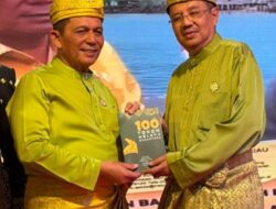 Ketua Wanhat PB ISMI Serahkan Buku 100 Tokoh Melayu Kepada Gubernur Kepri