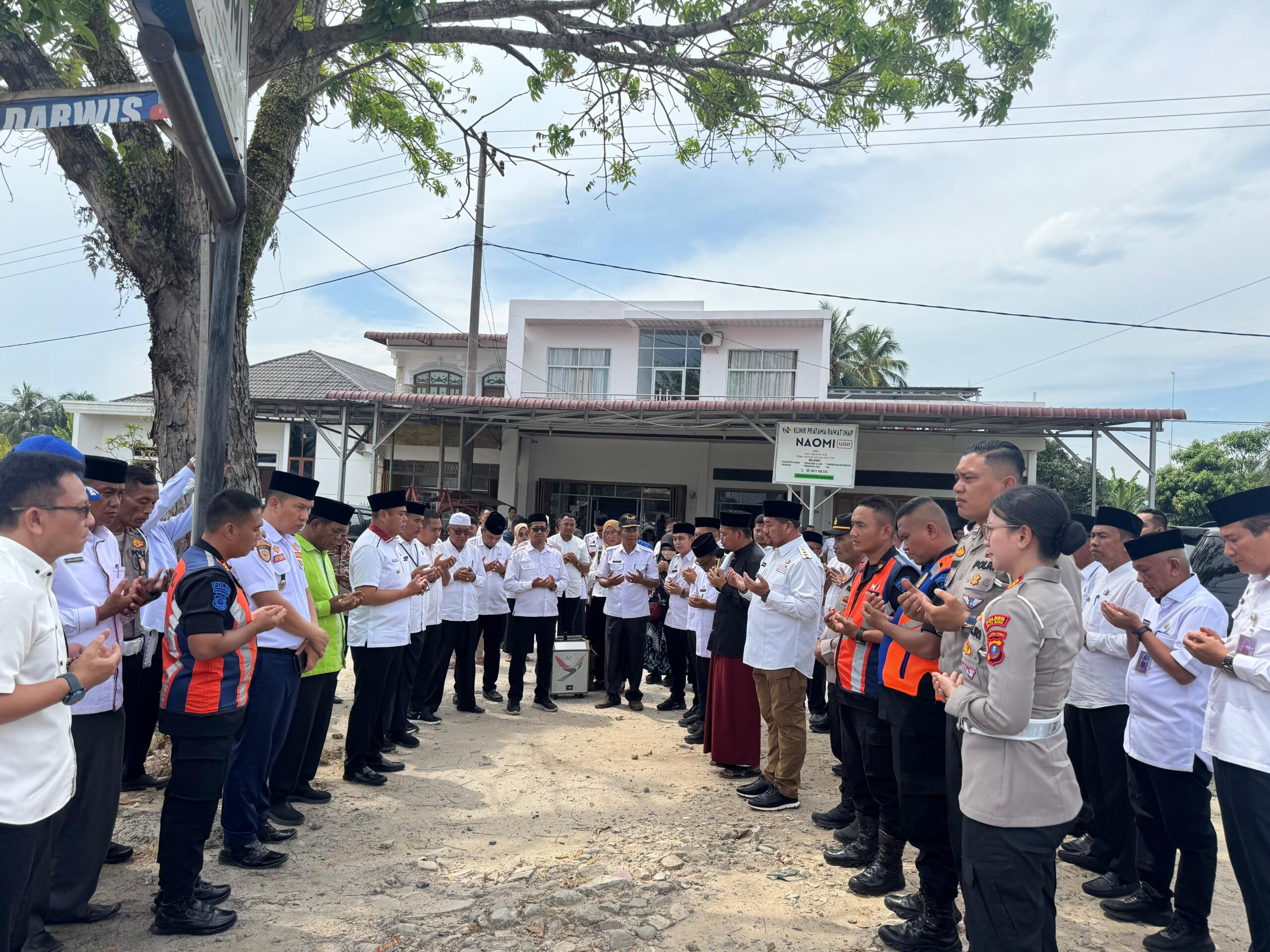 Bupati, Wakil Bupati dan Polres Batubara menggelar Zikir dan Do'a bersama di Perlintasan Kereta Api Desa Lalang Kecamatan Medang Deras Rabu (02/7-2025).beritasore/alirsyah
