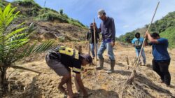 Teks foto : Sejumlah petani saat melakukan penanaman padi Gogo di Kampung Pematang Durian Kecamatan Sekerak, Aceh Tamiang.